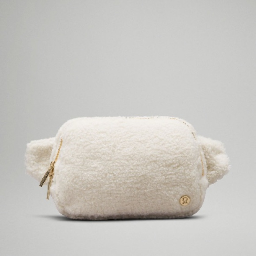 Lululemon Luxe White Sherpa Bag NWT
